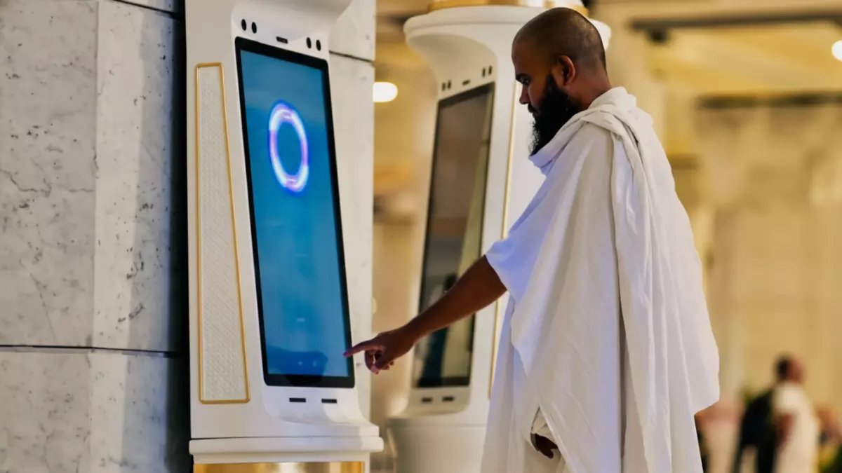 عاجل: السعودية تطلق خدمة مجانية ثورية للمعتمرين بـ10 لغات… رقم واحد يجيب على كل أسئلتك الدينية فوراً!