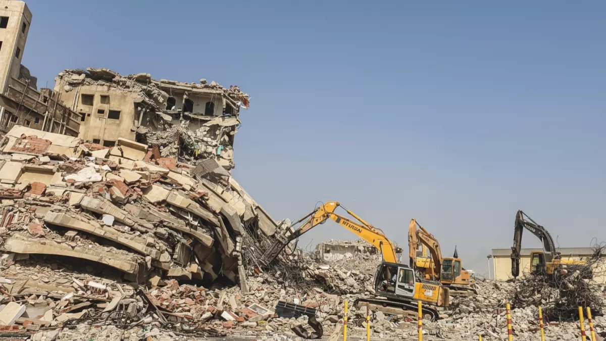 عاجل: أمانة جدة تبدأ حملة هدم واسعة لـ 1011 مبنى خطر في الرويس - السكان ملزمون بالإخلاء فوراً!