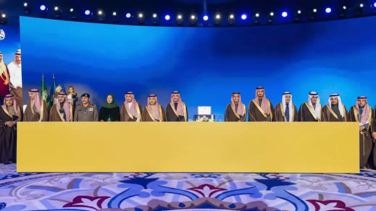 عاجل: السعودية تحقق سابقة عالمية... الأمير سلطان يتسلّم أول جائزة من نوعها للهجن!