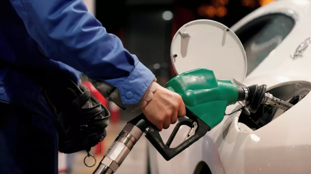 عاجل: أسعار البنزين في مصر اليوم تصدم الجميع… لتر 92 يصل لـ 19.25 جنيه والسولار يثبت عند 17.5!