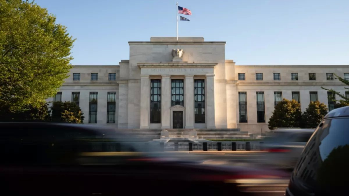 عاجل: "الفيدرالي" يصدم الأسواق ويحذر من انهيار مالي… باول: "الدين الأمريكي على مسار غير قابل للاستدامة"!