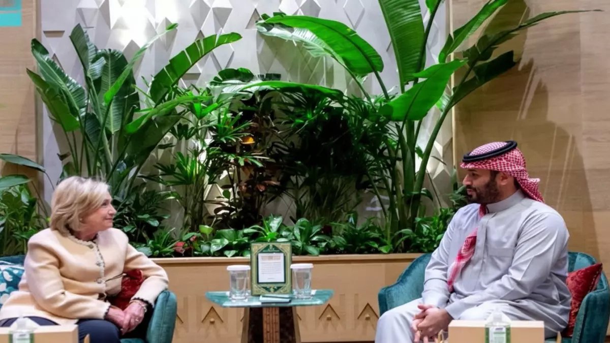 عاجل: ولي العهد يستقبل هيلاري كلينتون في الرياض - ماذا تم مناقشته خلف الأبواب المغلقة؟