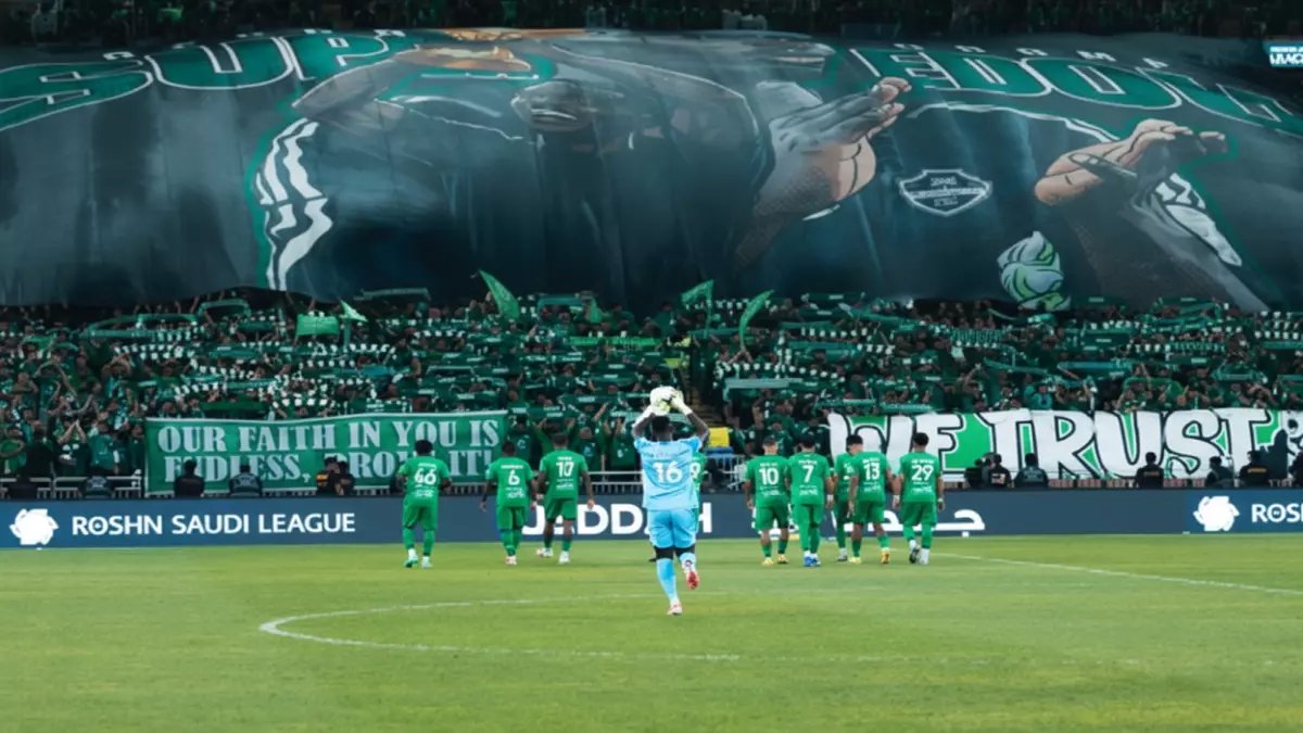 عاجل: جماهير الأهلي تصنع مشهداً أسطورياً لميندي بطل إفريقيا... لافتة ضخمة تشعل الملعب!