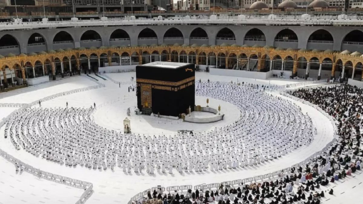 عاجل: السعودية تحظر لأول مرة تصوير الصلوات في المساجد خلال رمضان.. وتكشف عن عقوبات صارمة للمخالفين!