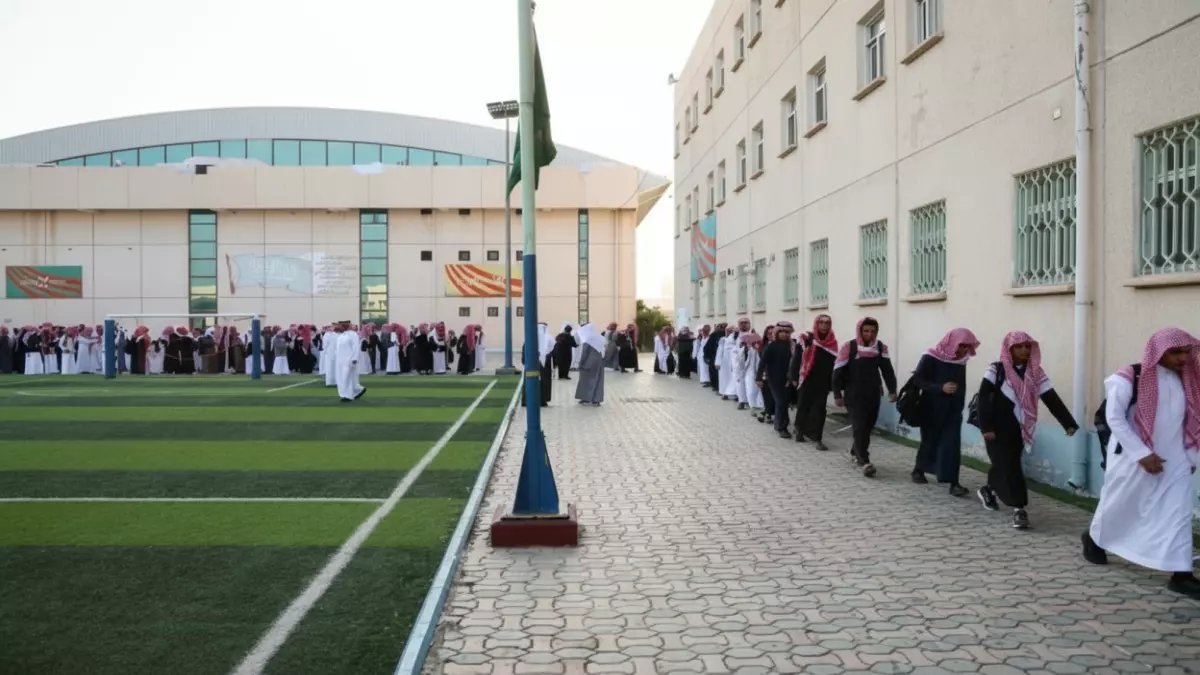 عاجل: وزارة التعليم تصدر قرارات "صادمة" تمنع المعلمين من استخدام صفاتهم الوظيفية على السوشيال ميديا!