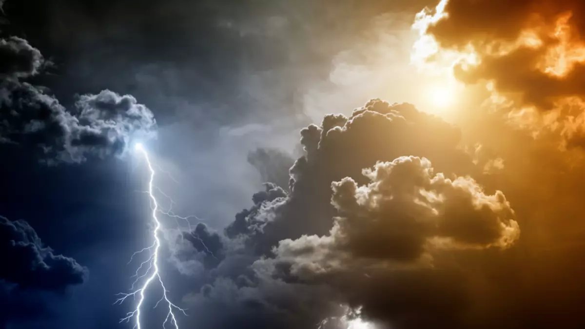 عاجل: عواصف رعدية تضرب الرياض والسعودية... أمطار وبرد ورياح مدمرة تشل الحركة!