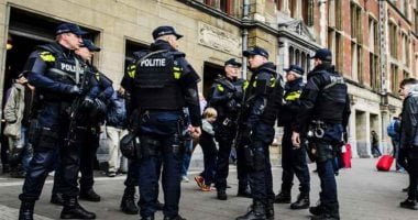 بالعصا.. اعتداء شرطى على سيدتين فى هولندا يثير موجة من الغضب