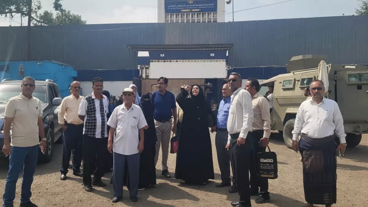 عاجل: قوات العمالقة تحاصر مقر المجلس الانتقالي في عدن وتطرد الموظفين - ماذا يحدث؟