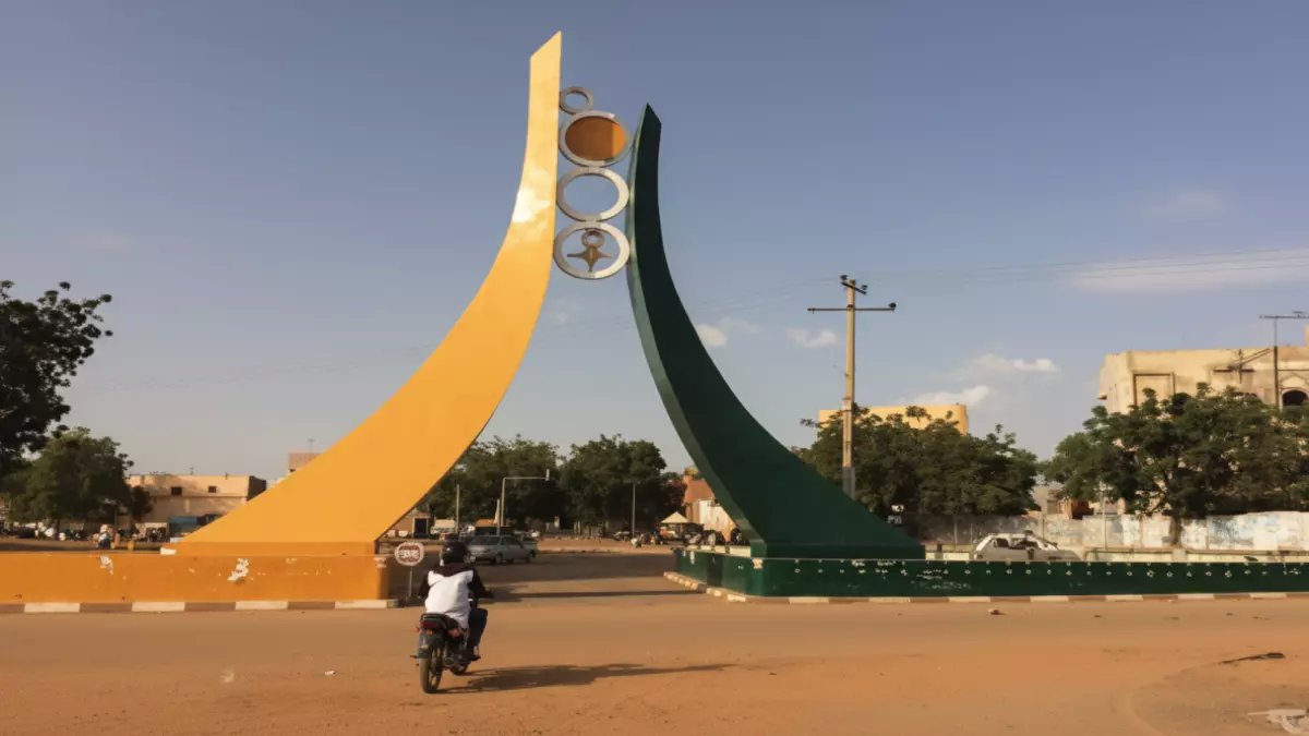 عاجل: هجوم غامض على مطار النيجر... وشحنة يورانيوم ضخمة في قلب النيران!