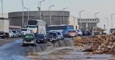 انفجار ماسورة مياه فى التجمع وتلف عدد من السيارات.. صور