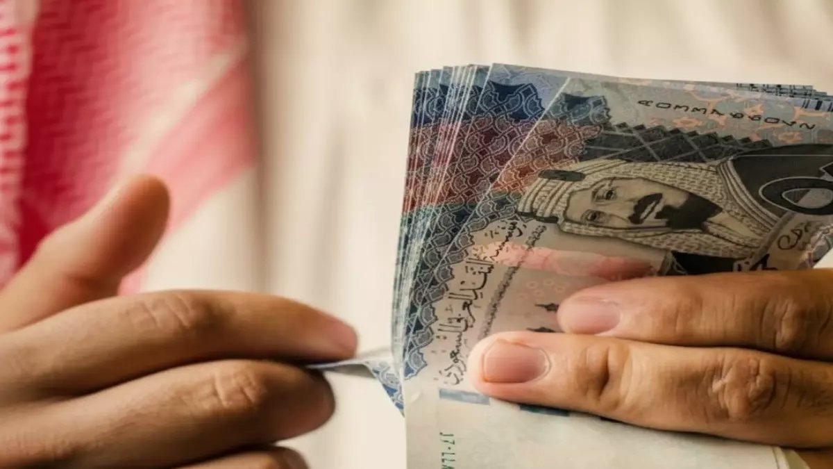 عاجل: البنك المركزي اليمني يحدد سعر الريال السعودي بـ425 يمني... وتهديد صارم بسحب التراخيص!