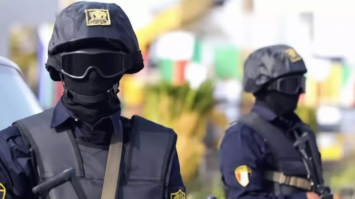 عاجل: فيديو صادم لمشاجرة دموية بين 10 طلاب بالحجارة أمام مدرسة أسيوط... الأمن يكشف التفاصيل المثيرة!