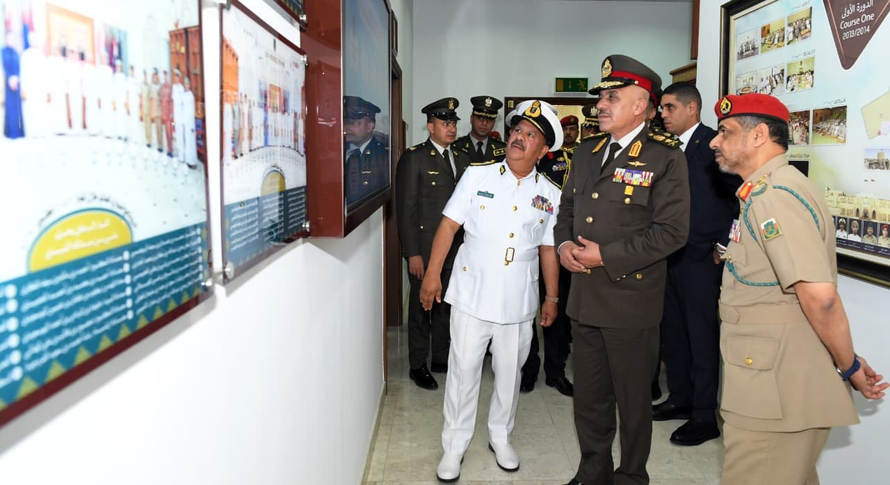 الفريق أحمد خليفة يأثناء زيارته الرسمية إلى سلطنة عُمان (2) الفريق أحمد خليفة يأثناء زيارته الرسمية إلى سلطنة عُمان (2)