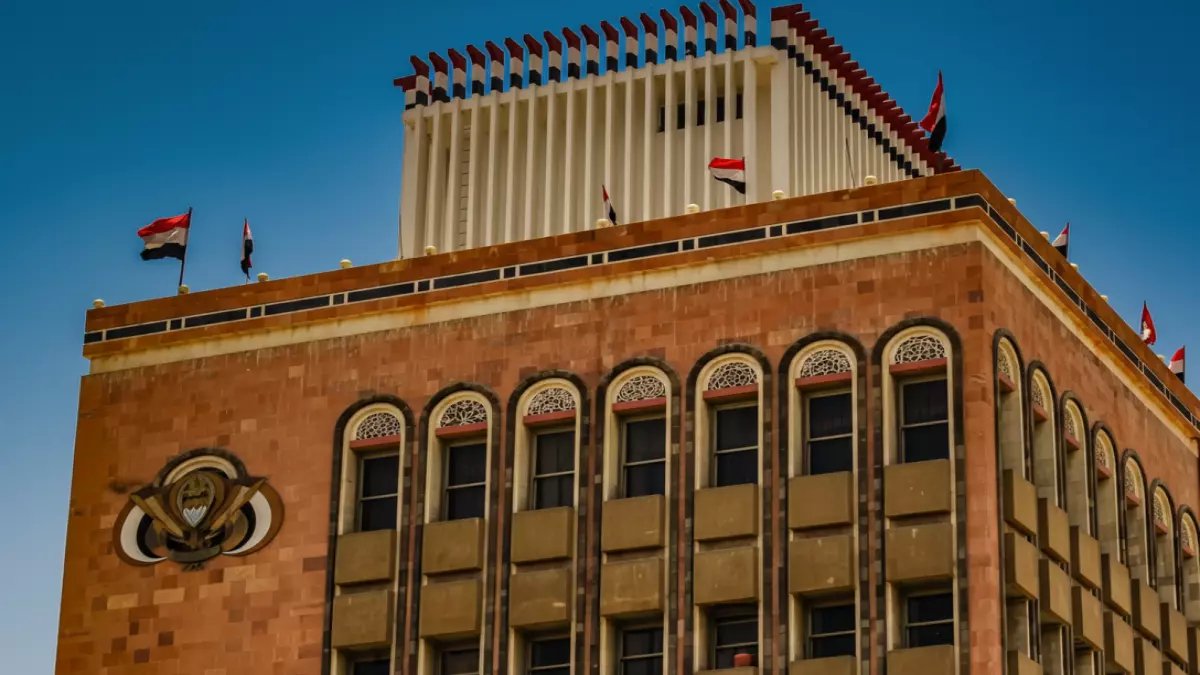 عاجل: البنك المركزي اليمني يصعق الجميع بقرار تاريخي.. أسعار صرف جديدة تقلب الموازين والمواطنون في حيرة شديدة!