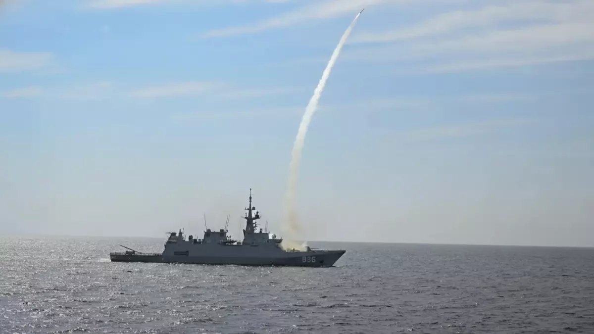 عاجل: السعودية وعُمان تهزان المنطقة بتمرين عسكري ضخم - 10 سفن حربية و صواريخ حية!