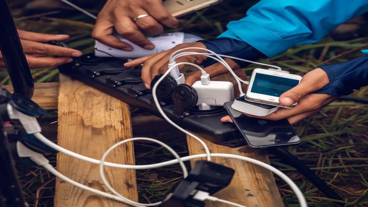 عاجل: شاحن موبايل يقتل أسرة كاملة أثناء النوم - خبير يكشف الطريقة القاتلة التي يستخدمها 90% من الناس!