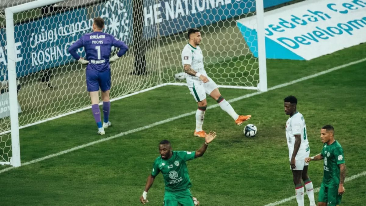 عاجل: الأهلي يسحق الاتفاق برباعية ناريّة ويقترب من الهلال… الكلاسيكو سيحدد البطل!