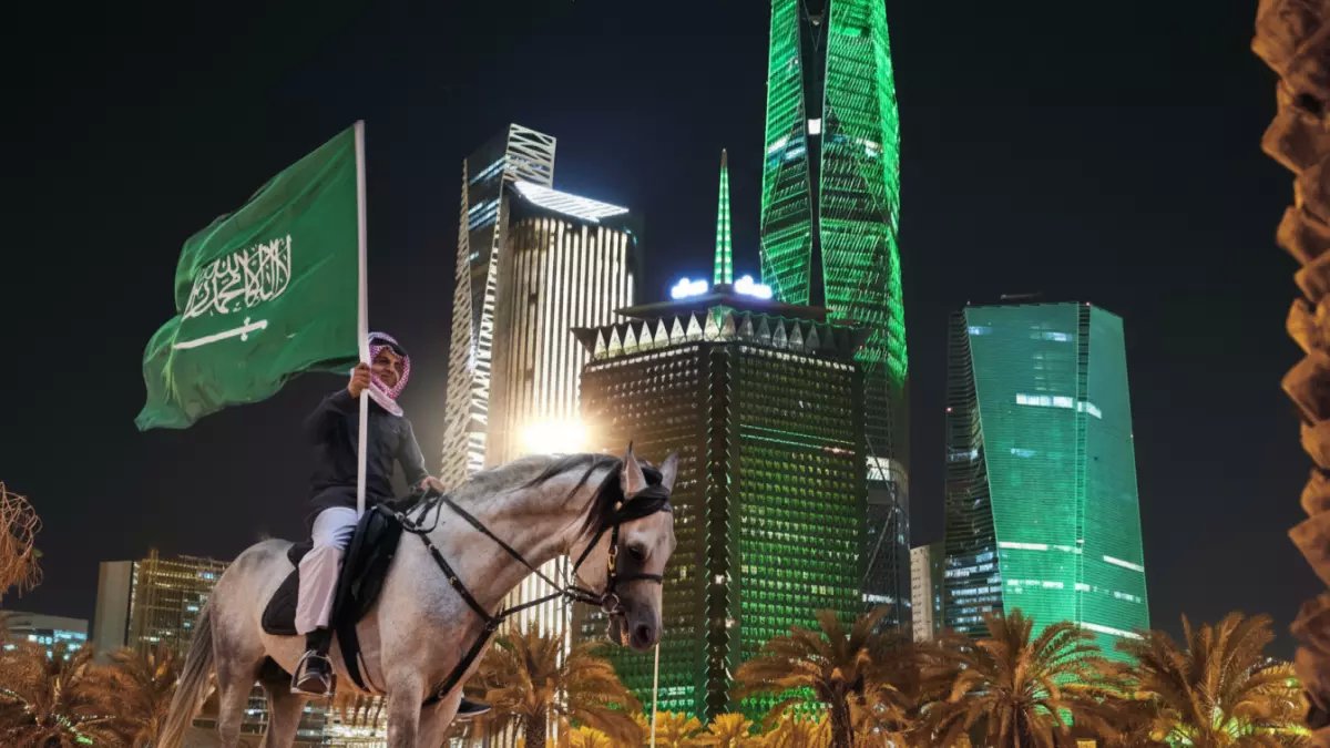 عاجل: السعودية تكسر نظام الكفالة نهائياً... تأشيرة العمل الحرة متاحة الآن - هل تعرف الشروط؟