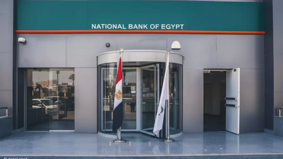 هل أكبر سلطة مصرفية تقيد حركة رأس المال؟.. البنك الأهلي المصري يحرر الإيداع النقدي بحد 100 ألف جنيه كخطوة استراتيجية لدعم الشركات والتحول الرقمي.
