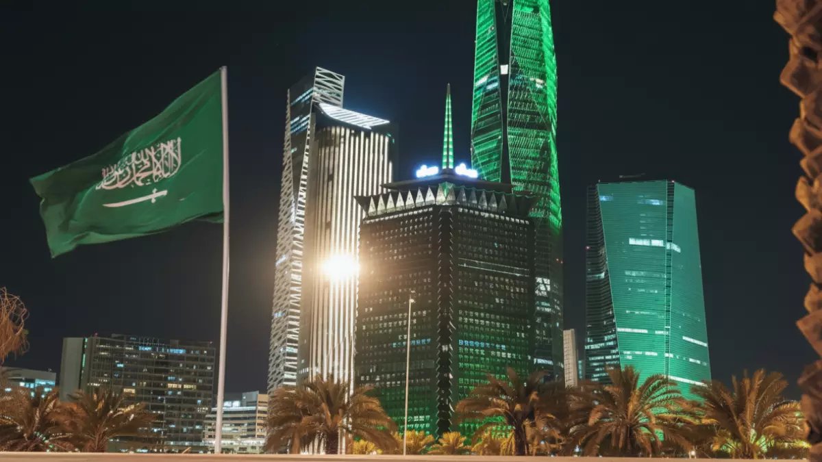 ما الذي تملكه السعودية وتستعد لتحطيمه بعد 60 عاماً؟ الجواب: قيود الكفيل لتحرير الكوادر البشرية