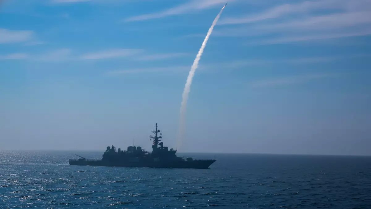 لماذا يحتاج أقوى تحالف بحري في الخليج إلى إظهار 10 سفن قتالية وصواريخ حية الآن؟ الجواب يكمن في المهمة الاستراتيجية التي تقودها القوات البحرية السعودية والعمانية.