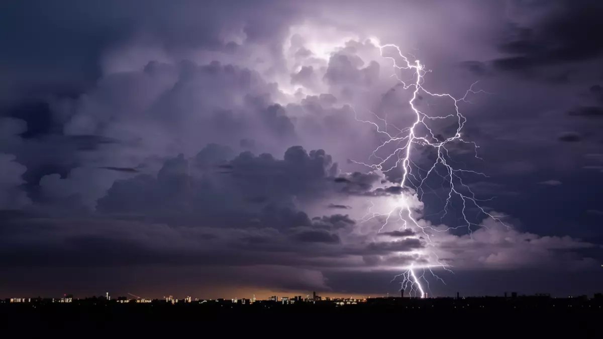 عاجل: عاصفة الـ48 ساعة القاتلة تضرب ثلث السعودية... أمطار جبارة ورياح 50 كم/س تشل 8 مناطق!