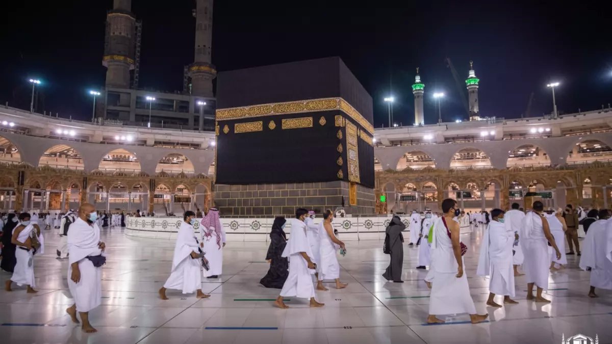 عاجل: 230 ألف مصري يتدفقون للعمرة في رمضان... و95% من الرحلات نفدت تماماً!