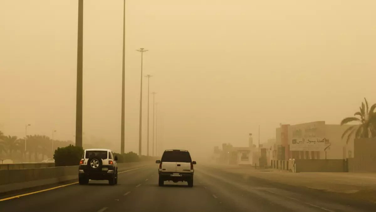 عاجل: موجة طقس عنيفة تضرب 11 منطقة سعودية اليوم - رياح مدمرة وسحب رعدية تحاصر المملكة!