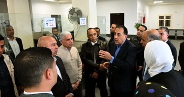 مدبولى يتفقد الخدمات المقدمة للمواطنين بالمركز التكنولوجى بقرية تونا الجبل