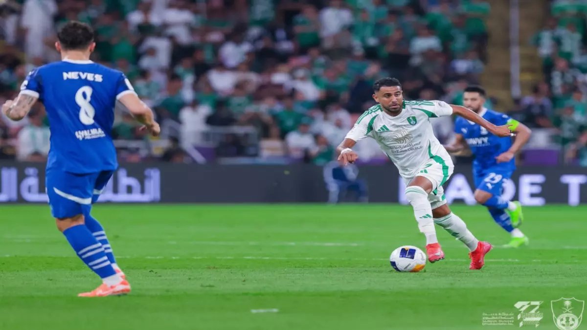 عاجل: حكم أرجنتيني مثير للجدل يقود الكلاسيكو الناري بين الأهلي والهلال... هل ستشتعل المدرجات؟