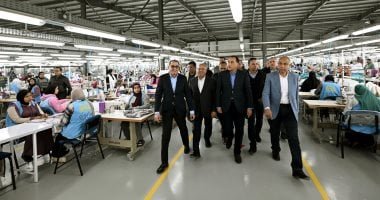 رئيس الوزراء يتفقد مصنع الجيزة للملابس الجاهزة بمحافظة المنيا