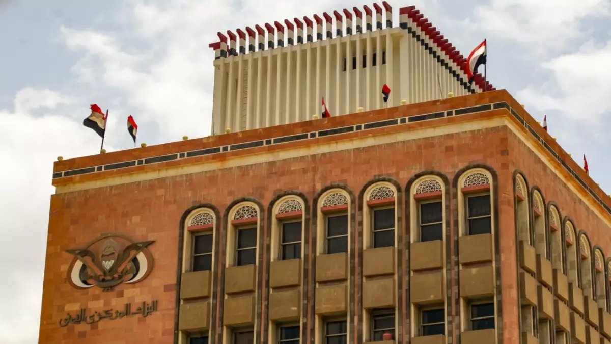 صادم: البنك المركزي اليمني يكسر الصمت.. قرار ناري يجمد الدولار عند 530 ريالاً ويهدد المخالفين بعقوبات قاسية!