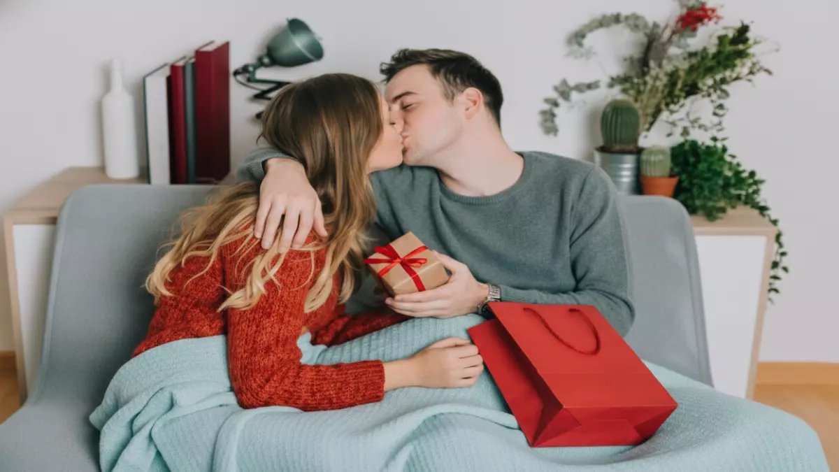 حصري: الهدية السرية التي ستجعل حبيبك مهووساً بك حسب برجه الفلكي - نجوم 2026 تكشف الخطة!