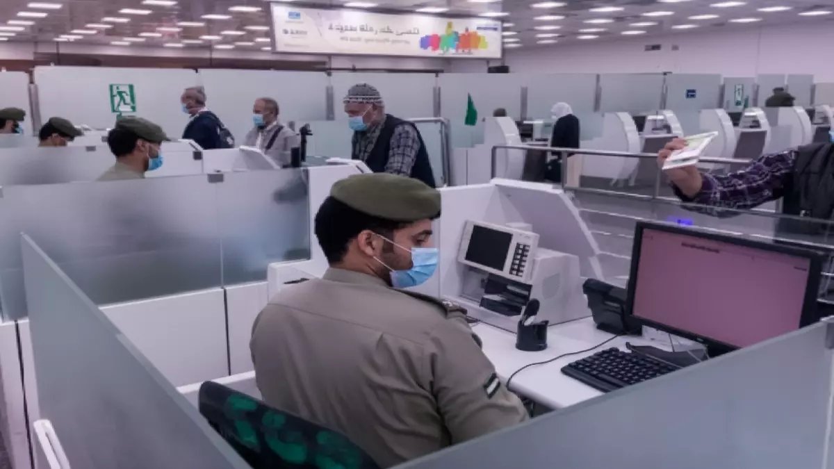 المديرية العامة للجوازات تحدد سعر إهمالك... وهو سعر متغير. 60 ريالاً ثمن الانتباه، و200 ريال فاتورة النسيان في سياسة جديدة لتنظيم حركة 10 ملايين مقيم.