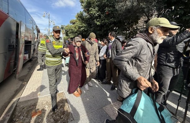 قوات الجيش المغربي يشارك في إجلاء السكان قوات الجيش المغربي يشارك في إجلاء السكان