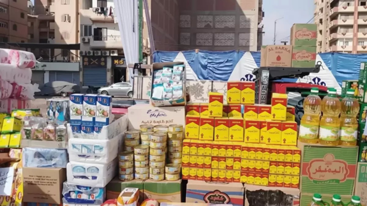 بينما يدفع العالم 22 جنيهًا للكيلو.. كيف يحافظ المصري على قوته الشرائية بـ12.6 جنيه فقط؟