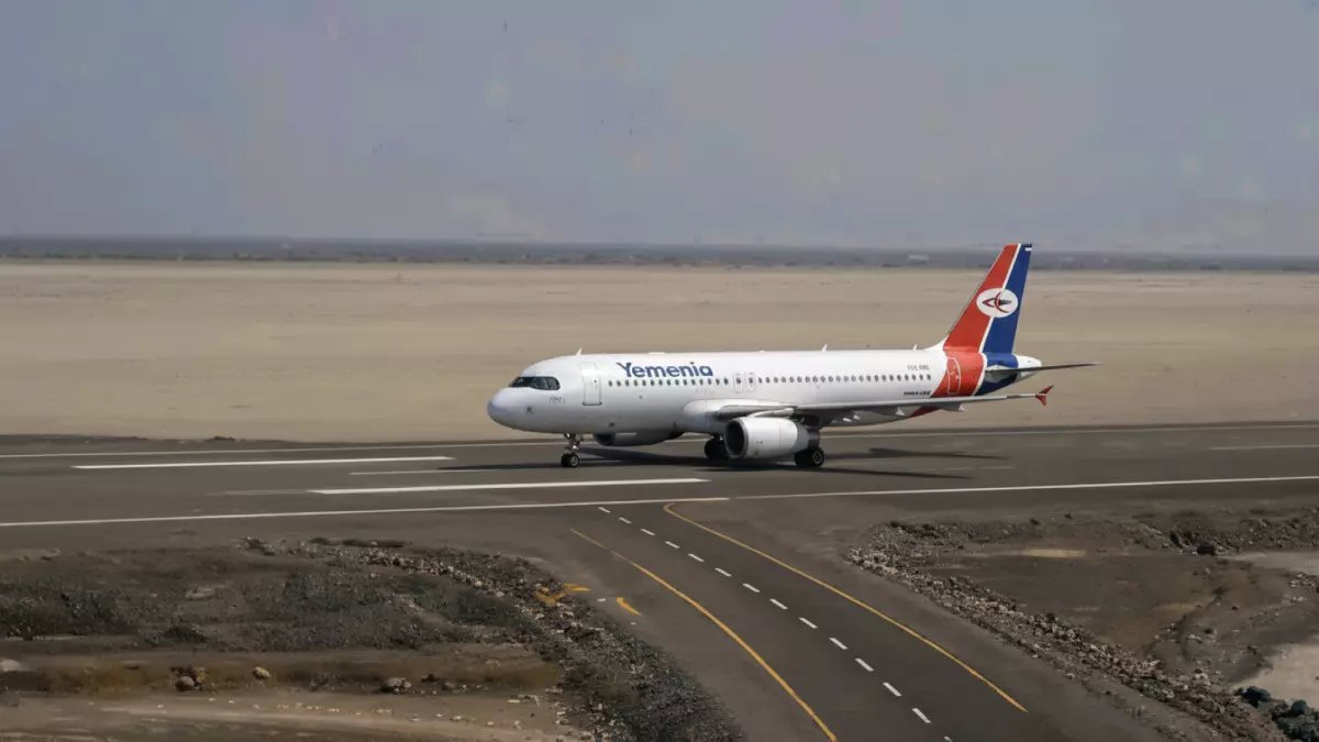 عاجل: الحوثيون يمنعون طائرة المعتمرين من الهبوط... صدمة في مطار المخا والمسافرون بملابس الإحرام!