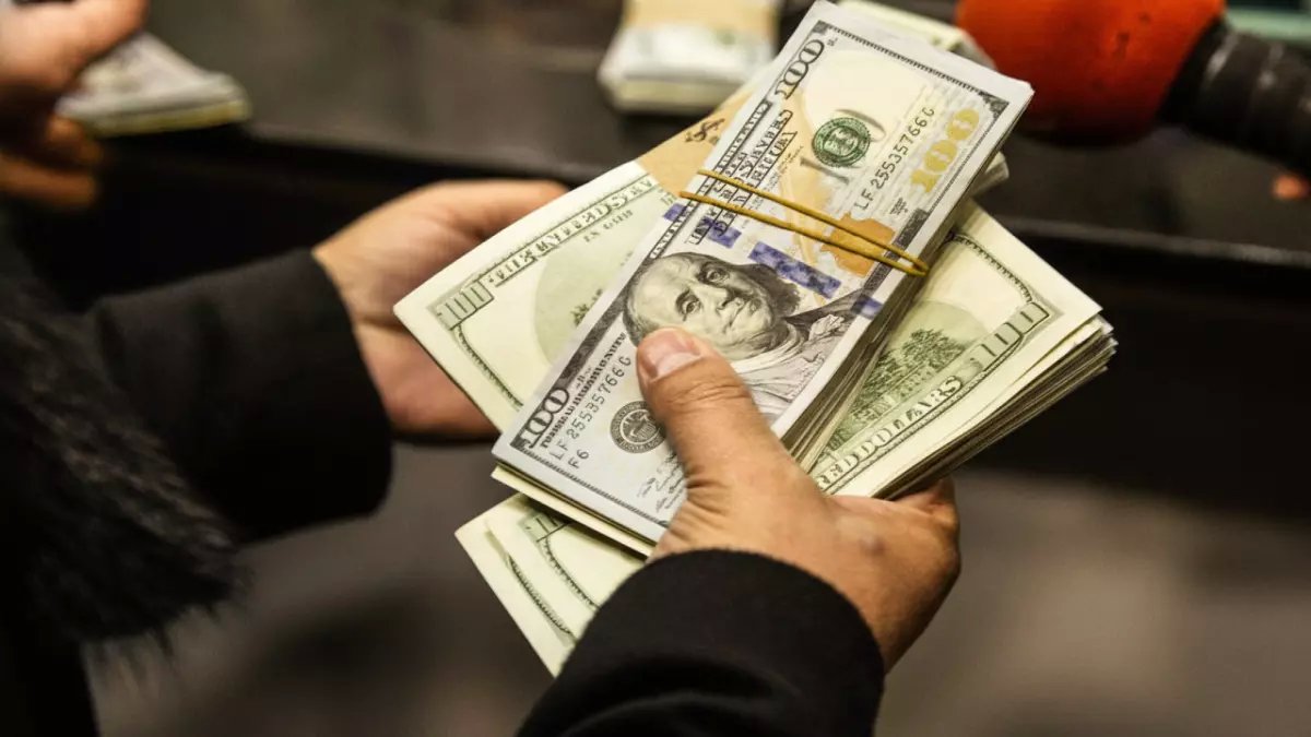 عاجل: اقتراح برلماني صادم.. هاتف مجاني لكل مصري بالخارج مقابل تحويل 5000 دولار للدولة!