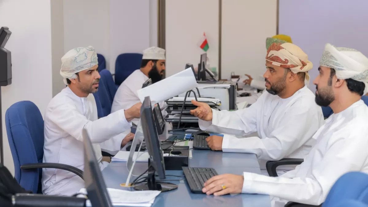 قرار تاريخي في سلطنة عمان يحمي العاملين عن بعد… حظر مراقبة خصوصيتك وضمان كامل حقوقك القانونية!