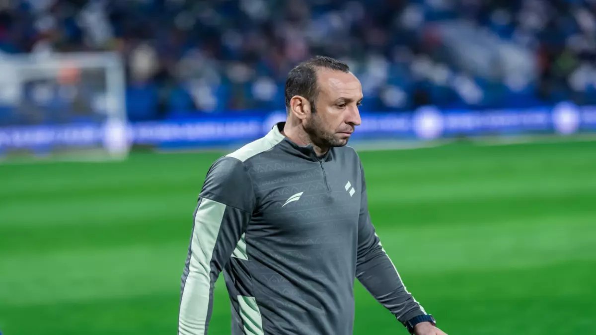 صادم: مساعد مدرب الفتح يكشف السبب الحقيقي وراء إخفاء نجم الفريق... والإرهاق يدمر الطموحات!