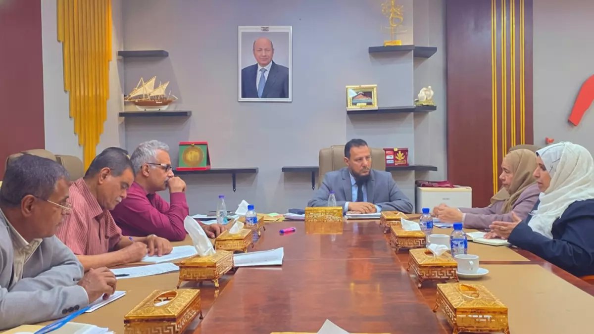 عاجل: خطة أمنية جذرية في عدن تشمل إخراج المعسكرات من المدينة… هل تنهي المظاهر المسلحة نهائياً؟