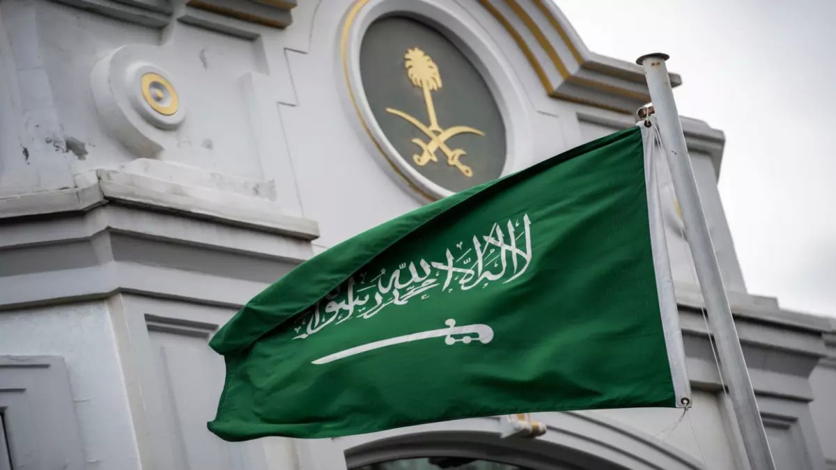 عاجل: السعودية ترحل 12 ألف شخص وتفرض عقوبات تصل لـ15 عام سجن ومليون ريال غرامة - التفاصيل الخطيرة!