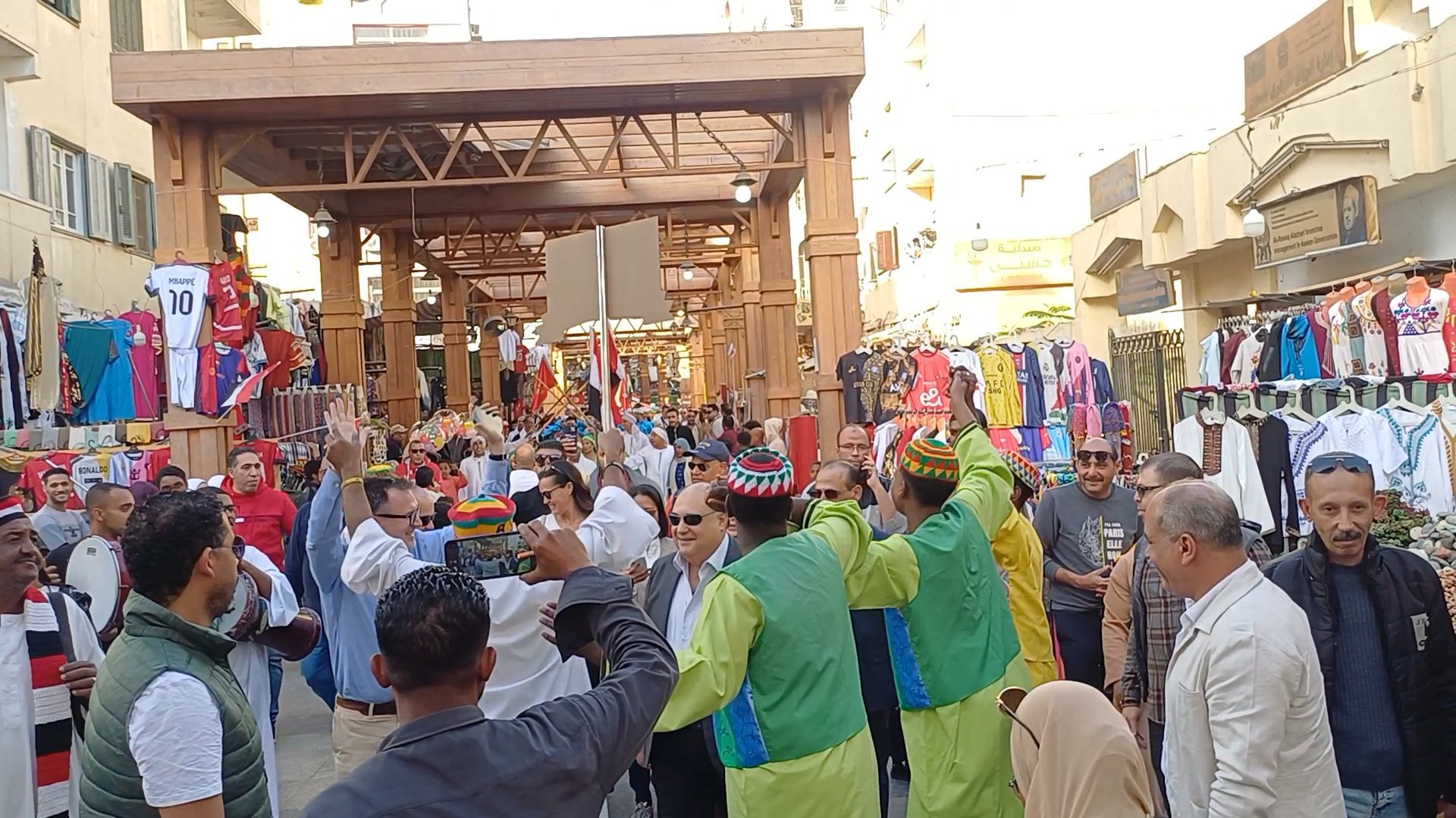 سفير كندا بالقاهرة يتفاعل مع فرق مهرجان أسوان الدولى سفير كندا بالقاهرة يتفاعل مع فرق مهرجان أسوان الدولى