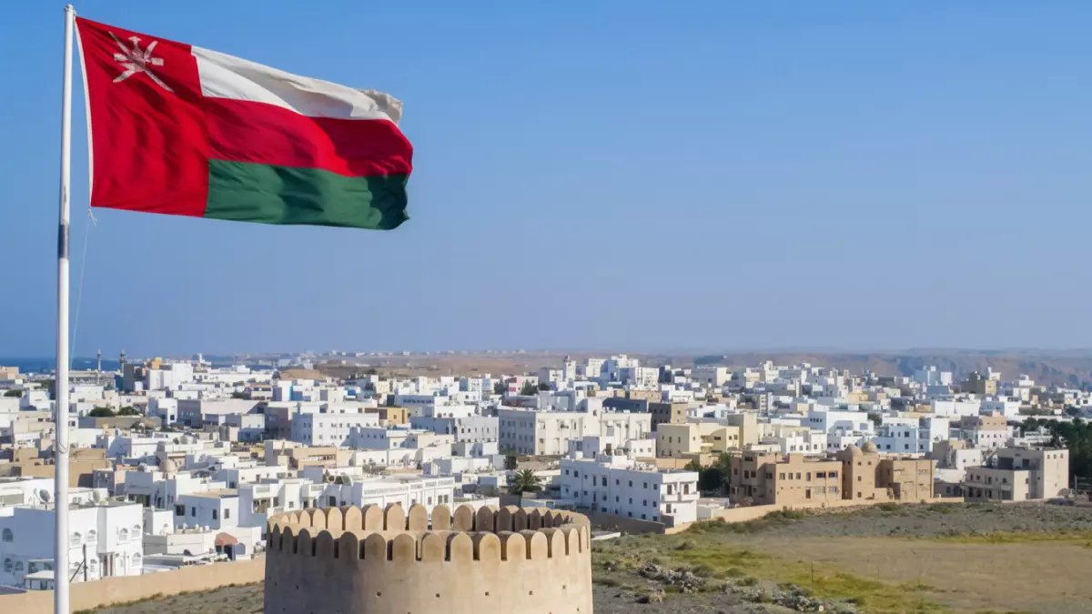 عاجل: عُمان تحظر 200+ مهنة على الوافدين... قطاعات حيوية ستنهار والسياحة في خطر!