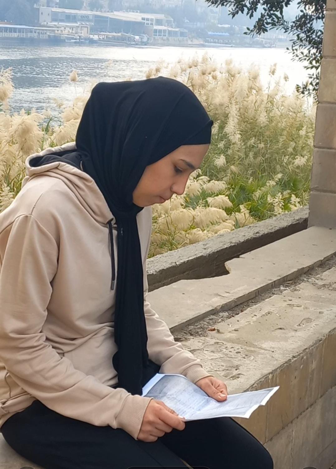 رحمة تتأمل عقد طلاق والديها