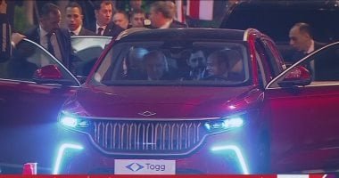 أردوغان يهدى السيسى سيارة كهربائية.. والرئيس يقودها بصحبة نظيره التركى