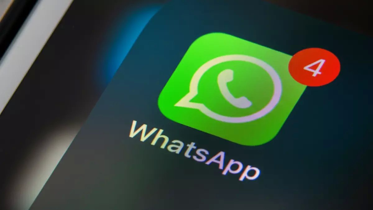 عاجل: واتساب يُطلق سراً الميزة التي ستدمر الرسائل العادية… ملصقات تحوّل مشاعرك لضغطة واحدة!
