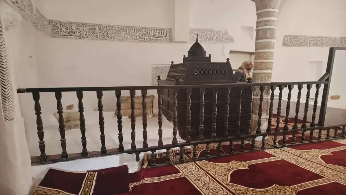 فضيحة: الحوثيون ينهبون أموال الأيتام والفقراء لتزيين قبور الأئمة... تحقيق صادم يكشف السر!