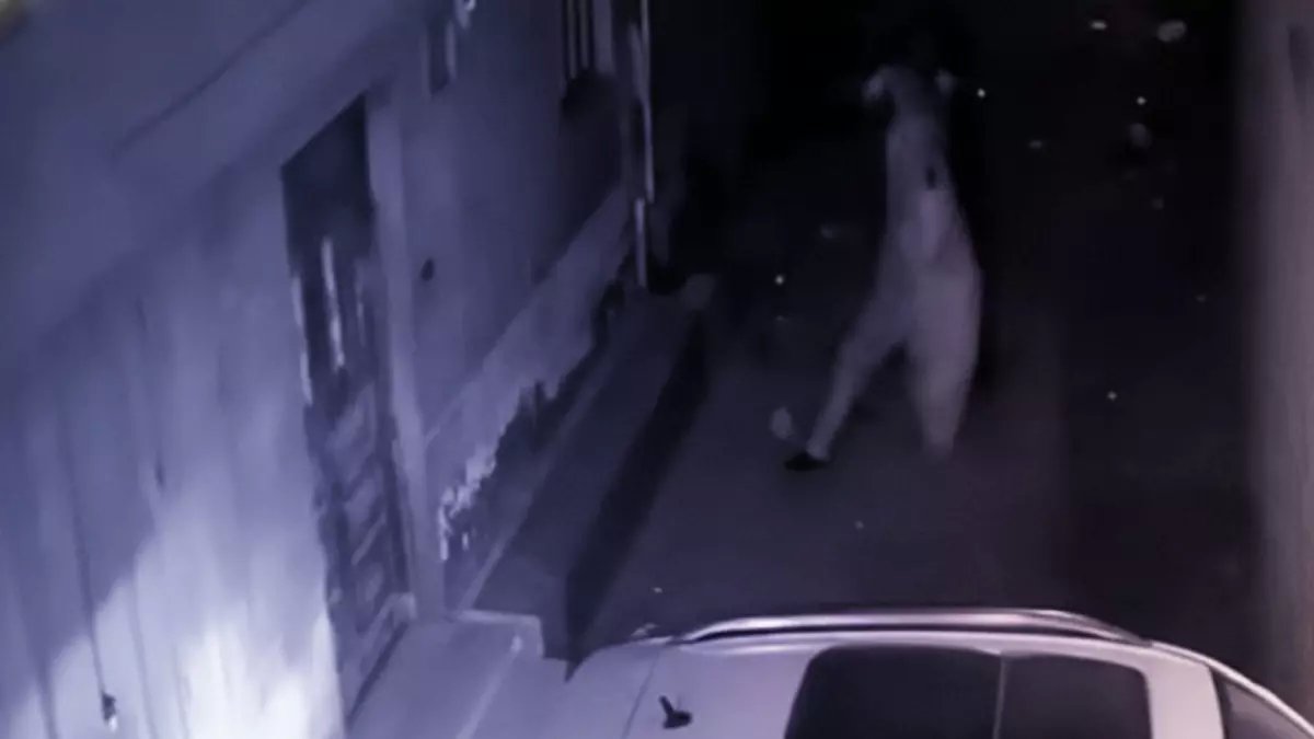 صادم: كاميرات المراقبة تكشف محاولة خطف مسن أثناء توجهه لصلاة الفجر - شاهد كيف نجا بأعجوبة!