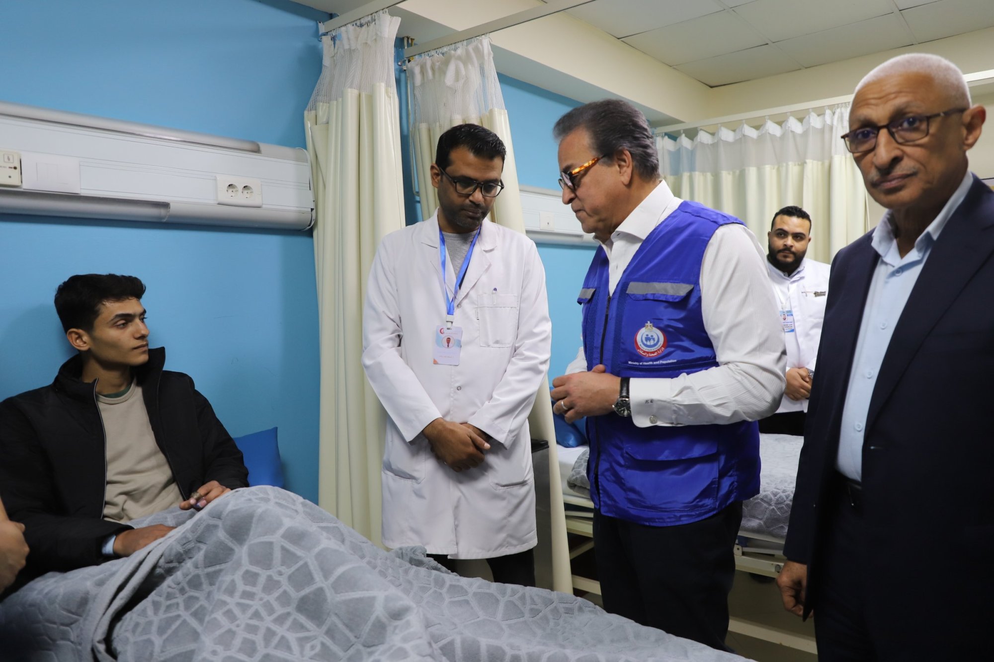 الاطمئنان علي مصاب فلسطيني بتلقي العلاج بمستشفي العريش 